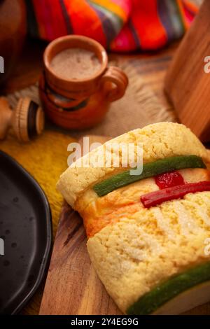 Traditioneller Kings Day Cake, auch Rosca de Reyes, Roscon, Epiphany Cake genannt, und heißes Schokoladengetränk in einem lehmigen Jarrito. Mexikanische Tradition auf Janua Stockfoto