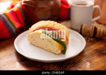 Traditioneller Kings Day Kuchen, auch Rosca de Reyes, Roscon, Epiphany Cake und heißes Schokoladengetränk genannt. Mexikanische Tradition am 5. Januar. Stockfoto