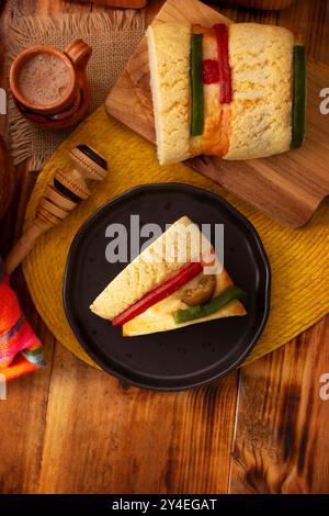 Traditioneller Kings Day Cake, auch Rosca de Reyes, Roscon, Epiphany Cake genannt, und heißes Schokoladengetränk in einem lehmigen Jarrito. Mexikanische Tradition auf Janua Stockfoto