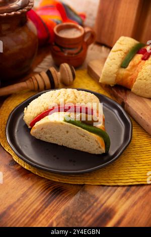 Traditioneller Kings Day Cake, auch Rosca de Reyes, Roscon, Epiphany Cake genannt, und heißes Schokoladengetränk in einem lehmigen Jarrito. Mexikanische Tradition auf Janua Stockfoto