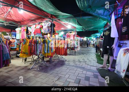 Einkaufen auf dem Pop-up, lokalen, armen, Mekong-Nachtmarkt am Fluss. In Vientiane, Laos. Stockfoto