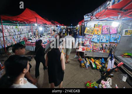 Einkaufen auf dem Pop-up, lokalen, armen, Mekong-Nachtmarkt am Fluss. In Vientiane, Laos. Stockfoto