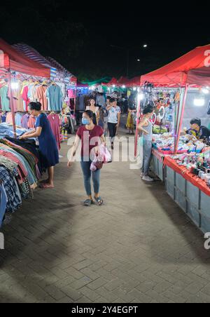 Einkaufen auf dem Pop-up, lokalen, armen, Mekong-Nachtmarkt am Fluss. In Vientiane, Laos. Stockfoto