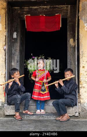 Hmong Kinder im Lung Cam Cultural Village in Lung Cam, Provinz Ha Giang, Nordvietnam Stockfoto