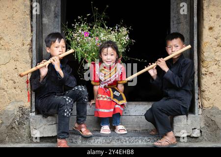 Hmong Kinder im Lung Cam Cultural Village in Lung Cam, Provinz Ha Giang, Nordvietnam Stockfoto