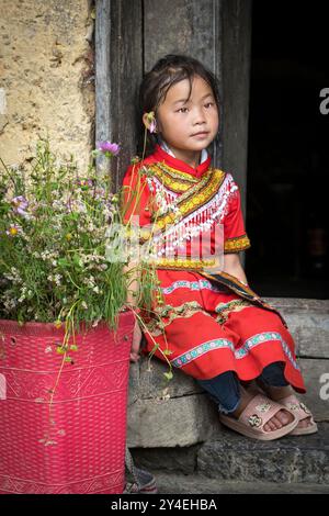 Junge Hmong Mädchen im Lung Cam Kulturdorf in Lung Cam, Provinz Ha Giang, Nordvietnam Stockfoto