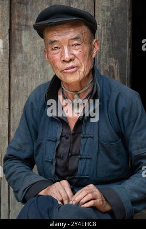 Älterer ethnischer Hmong-Mann in Lung Cam, Provinz Ha Giang, Nordvietnam Stockfoto