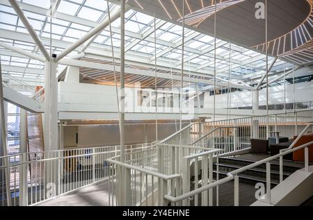 Plexus Brücken Geländer Säulen aus Glas transparente Decke, ausgesetzt Übergänge, stretch, moderne Elemente der zeitgenössischen Inneneinrichtung der pavili Stockfoto