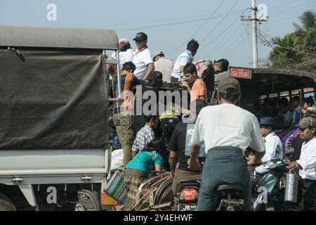 23/2014 - Yangon, Myanmar: Menschenmenge in Yangon, Myanmar, in einem überfüllten lokalen Bus während der Hauptverkehrszeit Stockfoto