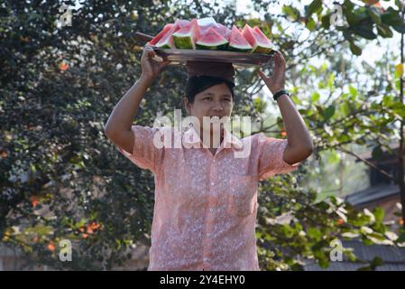 22/2014: Yangon, Myanmar: Frau, die frische Wassermelonenscheiben auf den Straßen von Yangon verkauft Stockfoto