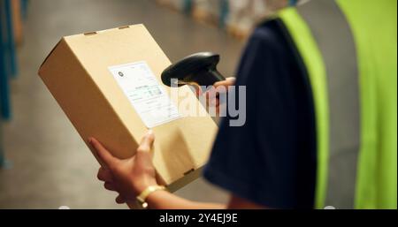 Mitarbeiter, Hände und Box mit Scanner im Lager für Produkte, Lagerbestandsaufnahme und Verteilung. Fertigung, Person und Barcode für Lieferung oder Verpackung Stockfoto