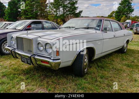 Weiße Ford LTD-Luxuslimousine aus den 1970er Jahren, ausgestellt auf einer Oldtimerschau in Victoria, Australien Stockfoto