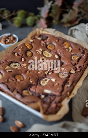 Frisch gebackene Brownie-Stücke auf einem Teller Stockfoto