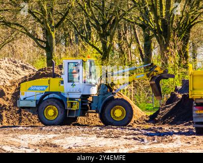 Mann, der Bulldozer auf einer Baustelle in Rupchen, Niederlande, am 28. märz 2024 fährt Stockfoto