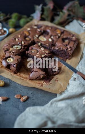 Frisch gebackene Brownie-Stücke auf einem Teller Stockfoto