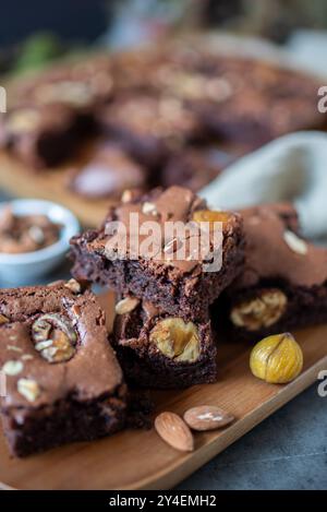 Frisch gebackene Brownie-Stücke auf einem Teller Stockfoto