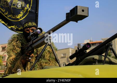 Gaza, Palästina. Oktober 2022. Die Al-Quds-Brigaden, der militärische Flügel der palästinensischen Islamischen Dschihad-Bewegung, veranstalten im Nuseirat-Lager für palästinensische Flüchtlinge im zentralen Gazastreifen eine Militärparade. Die Parade feierte den 35. Jahrestag der Gründung der palästinensischen Organisation Stockfoto