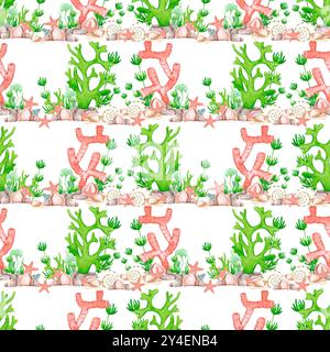 Hand gezeichnete Aquarellkorallen und Muscheln nahtloses Muster isoliert auf weißem Hintergrund. Marine Illustration kann für Textilien, Gewebe und Umhüllungen verwendet werden Stockfoto