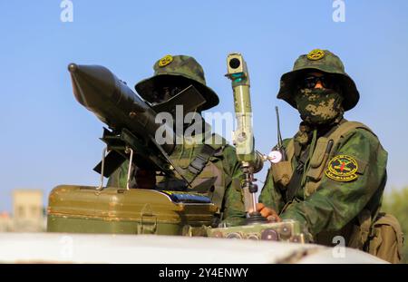 Gaza, Palästina. Oktober 2022. Die Al-Quds-Brigaden, der militärische Flügel der palästinensischen Islamischen Dschihad-Bewegung, veranstalten im Nuseirat-Lager für palästinensische Flüchtlinge im zentralen Gazastreifen eine Militärparade. Die Parade feierte den 35. Jahrestag der Gründung der palästinensischen Organisation Stockfoto