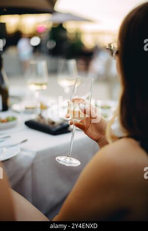 Weinprobe. Der Sommelier gießt Wein in ein Glas Stockfoto