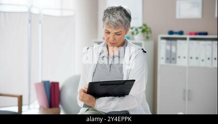 Physiotherapie, Arbeiter und reife Frau mit Klemmbrett im Büro für Kunden-, Buchungs- und Termininformationen. Arzt, Arbeits- und Physiotherapeut mit Stockfoto