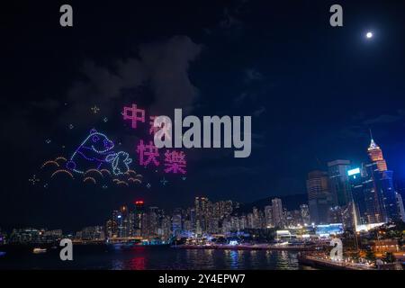 Peking, China. September 2024. Am 17. September 2024 findet in Hongkong, Südchina, eine Drohnen-Lichtshow zur Feier des Mid-Herbstfestes statt. Quelle: Zhu Wei/Xinhua/Alamy Live News Stockfoto