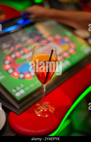 Cocktailglas vor dem Spieltisch, Kasino-Konzept Stockfoto