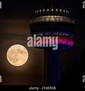 Toronto, Kanada. September 2024. Am 17. September 2024 wird ein Vollmond über Toronto, Kanada, beobachtet. Quelle: Zou Zheng/Xinhua/Alamy Live News Stockfoto