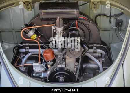 Restauriertes VW Käfer-Modell mit luftgekühltem Flächenvierzylinder-Motor aus den frühen 1960er Jahren und zeitgenössischen Bosch-Zündkomponenten in Victoria, Australien Stockfoto