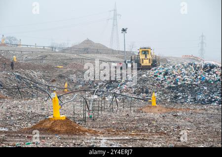 Siedlungsabfälle entsorgen. Lagerung und Verteilung von Biogas in der Deponieabfalllagerung. Stockfoto