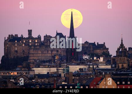 Edinburgh Schottland, Großbritannien. September 2024. Supermoon-Einstellung über der Skyline von edinburgh,&copy; Credit: Cameron Cormack/Alamy Live News Stockfoto