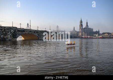 Dresden, Deutschland. September 2024. Die Elbwiesen gegenüber der Altstadt werden im Morgennebel vom Hochwasser der Elbe überflutet. Der Wasserstand der Elbe in Dresden beträgt derzeit 6,03 Meter. Robert Michael/dpa/Alamy Live News Stockfoto