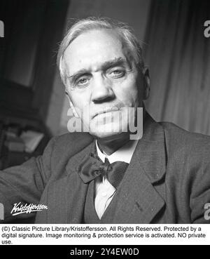 Sir Alexander Fleming 1945. 6. August 1881 – 11. März 1955, schottischer Arzt und Mikrobiologe, bekannt für die Entdeckung der weltweit ersten breit wirksamen antibiotischen Substanz, die er Penicillin nannte. Seine Entdeckung des später benannten Benzylpenicillins (oder Penicillin G) aus der Form Penicillium rubens im Jahr 1928 wurde als der „größte Sieg, der jemals über die Krankheit erreicht wurde“ beschrieben. Für diese Entdeckung teilte er 1945 den Nobelpreis für Physiologie oder Medizin mit Howard Florey und Ernst Boris Chain. Im Herbst 1945 in seinem Haus. KG Kristoffersson Ref. S10-1. Stockfoto