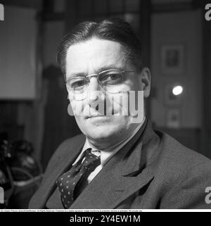 Howard Florey. 1898-1968. Australischer Pharmakologe, der 1945 den Nobelpreis für Physiologie oder Medizin mit Alexander Fleming und Ernst Chain erhielt. Obwohl Fleming den größten Teil der Anerkennung für die Entdeckung von Penicillin erhielt, waren es Florey und sein Team an der University of Oxford, die es zu einer nützlichen und wirksamen Droge machten, zehn Jahre nachdem Fleming seine Entwicklung aufgegeben hatte. Abgebildet im St. Marys Krankenhaus. KG Kristoffersson Ref. S85-2. (Gescannt von seinem negativen Original, auf Anfrage im Großformat erhältlich.) Kristoffersson war einer der jüngsten Kriegsfotografen in Finnland Stockfoto