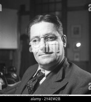 Howard Florey. 1898-1968. Australischer Pharmakologe, der 1945 den Nobelpreis für Physiologie oder Medizin mit Alexander Fleming und Ernst Chain erhielt. Obwohl Fleming den größten Teil der Anerkennung für die Entdeckung von Penicillin erhielt, waren es Florey und sein Team an der University of Oxford, die es zu einer nützlichen und wirksamen Droge machten, zehn Jahre nachdem Fleming seine Entwicklung aufgegeben hatte. Abgebildet im St. Marys Krankenhaus. KG Kristoffersson Ref. S8-6. (Gescannt von seinem negativen Original, auf Anfrage im Großformat erhältlich.) Kristoffersson war einer der jüngsten Kriegsfotografen in Finnland Stockfoto