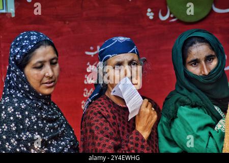 Anantnag, Jammu Und Kaschmir, Indien. September 2024. Wähler stehen in einer Warteschlange, um ihre Stimme bei den Wahlen am 18. September 2024 in Kokarnag, Kaschmir, Indien abzugeben. In Jammu und Kaschmir findet die Abstimmung über 16 Versammlungssitze in Anantnag, Pulwama Shopian und Kulgam statt. "Bis Mittag wurden 11,11 Prozent der Stimmen in Segmenten der südlichen Bezirke der Region Kaschmir registriert. (Kreditbild: © Mubashir Hassan/Pacific Press via ZUMA Press Wire) NUR REDAKTIONELLE VERWENDUNG! Nicht für kommerzielle ZWECKE! Stockfoto