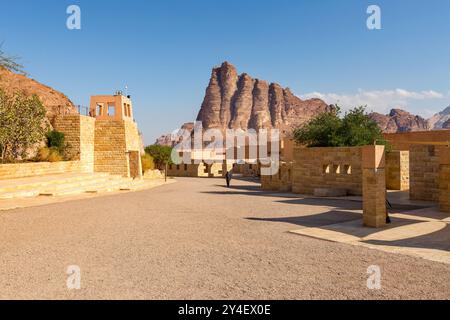 Jordan, Wadi Rum - 2. November 2022: Blick auf den Eingang zur Wadi Rum Wüste mit Seven Pillars of Wisdom Felsformation Stockfoto