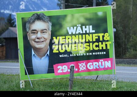 Nationalratswahl in Österreich 2024 ein Wahlplakat der Partei die Grünen Alternative Grüne mit der Aufschrift: Wähl Vernunft & Zuversicht am 17.09.2024 in Salzburg die 28. Nationalratswahl in Österreich wird am 29. September 2024 stattfinden. Der Nationalrat bildet die zweite Kammer des österreichischen Parlaments. Seit 1971 setzt er sich aus 183 Mitgliedern zusammen. Der Nationalrat ist das zentrale Organ der Bundesgesetzgebung in Österreich. Seine Zusammensetzung hat maßgeblichen Einfluss auf die Regierungsbildung und die Tagespolitik *** Nationalratswahl in Österreich 2024 Stockfoto