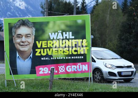 Nationalratswahl in Österreich 2024 ein Wahlplakat der Partei die Grünen Alternative Grüne mit der Aufschrift: Wähl Vernunft & Zuversicht am 17.09.2024 in Salzburg die 28. Nationalratswahl in Österreich wird am 29. September 2024 stattfinden. Der Nationalrat bildet die zweite Kammer des österreichischen Parlaments. Seit 1971 setzt er sich aus 183 Mitgliedern zusammen. Der Nationalrat ist das zentrale Organ der Bundesgesetzgebung in Österreich. Seine Zusammensetzung hat maßgeblichen Einfluss auf die Regierungsbildung und die Tagespolitik *** Nationalratswahl in Österreich 2024 Stockfoto