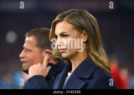 München, Deutschland. September 2024. DAZN-Moderatorin Laura WONTORRA, Hi:Max EBERL (Sportdirektor FC Bayern München), Fußball Champions League, FC Bayern München - GNK Dinamo Zagreb 9-2 am 17. September 2024, ALLIANZAREN A. ? Quelle: dpa/Alamy Live News Stockfoto