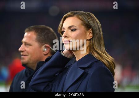 München, Deutschland. September 2024. DAZN-Moderatorin Laura WONTORRA, Hi:Max EBERL (Sportdirektor FC Bayern München), Fußball Champions League, FC Bayern München - GNK Dinamo Zagreb 9-2 am 17. September 2024, ALLIANZAREN A. ? Quelle: dpa/Alamy Live News Stockfoto