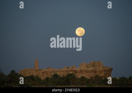 Siwa Oasis, Ägypten. 18. September 2024. Ein Vollmond, der diesen Monat als Erntemond bekannt ist, wird über dem orakel Zeus - Ammon aufgehängt. Quelle: Dimitris Aspiotis/Alamy Live News Stockfoto