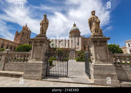 PALERMO, ITALIEN, 15. JUNI 2023 - Blick auf die Kathedrale von Palermo oder den Dom, der der Heiligen Jungfrau Maria der Himmelfahrt gewidmet ist, im historischen Zentrum von Paler Stockfoto