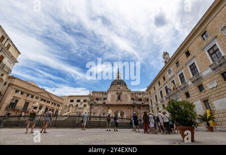 PALERMO, ITALIEN, 15. JUNI 2023 - Blick auf den Pretoria-Brunnen auf dem Pretoria-Platz im historischen Zentrum von palermo, Sizilien, Italien Stockfoto