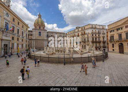 PALERMO, ITALIEN, 15. JUNI 2023 - Blick auf den Pretoria-Brunnen auf dem Pretoria-Platz im historischen Zentrum von palermo, Sizilien, Italien Stockfoto