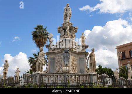 PALERMO, ITALIEN, 15. JUNI 2023 - Blick auf das Denkmal des Marmor-Theaters, das König Philipp V. von Spanien in Palermo, Sizilien, Italien gewidmet ist Stockfoto