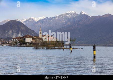 STRESA, ITALIEN, 4. APRIL 2024 - Blick auf die Isola von Pescatori oder Superiore (Fischerinsel), isole Borromee, im Lago Maggiore, Stresa, Provinz V Stockfoto