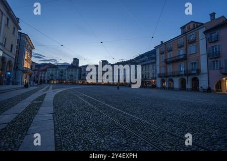 LOCARNO, SCHWEIZ, 4. APRIL 2024 - Piazza Grande bei Nacht im Zentrum von Locarno, Kanton Tessin, Schweiz Stockfoto