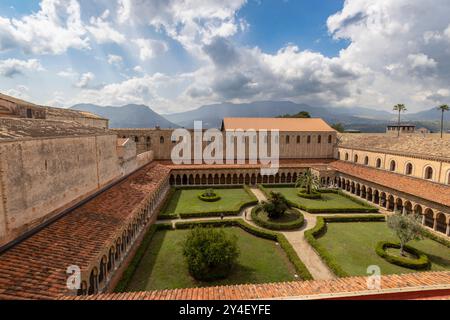 MONREALE, ITALIEN 16. JUNI 2023 - Luftaufnahme des Benediktinerklosters in Monreale, Provinz Palermo, Sizilien, Italien Stockfoto