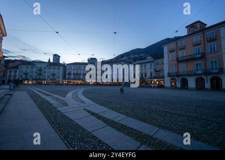 LOCARNO, SCHWEIZ, 4. APRIL 2024 - Piazza Grande bei Nacht im Zentrum von Locarno, Kanton Tessin, Schweiz Stockfoto